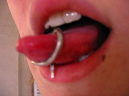  objetos – es la moda del piercing. Oreja, ceja, mentón, nariz, labios, 
